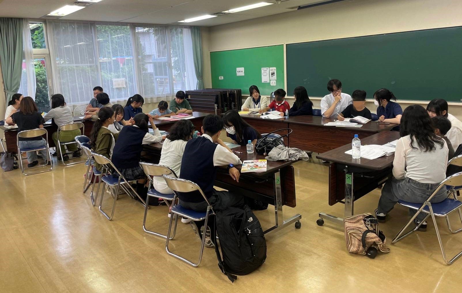 外国ルーツの子どもの学習支援の様子