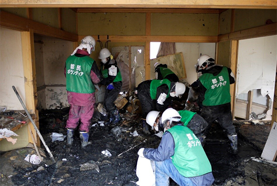 東日本大震災でボランティア活動をする人たち＝TVAC提供