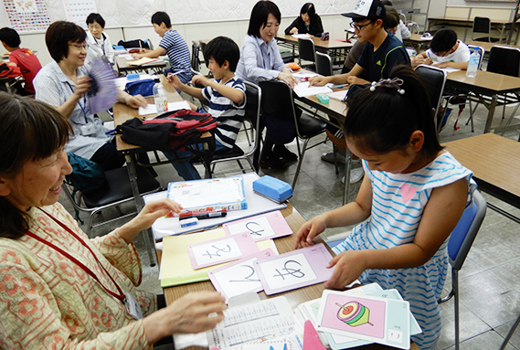 普段は、一つの机に向き合って座って教える（中野区国際交流協会提供）