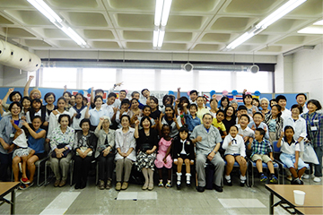 夏休み子ども日本語クラス」の集中講座を終えて、みんなで記念撮影