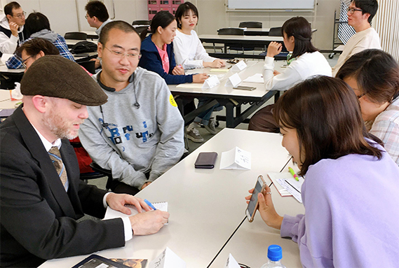 コロナ禍の前は、新宿駅近くの区の施設で授業を行ってきた（さくら日本語サークル提供）