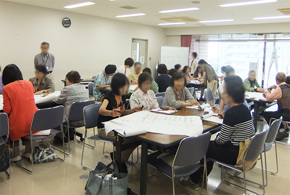養成講座で、グループワークに取り組む参加者（町田ボランティアセンター提供、2016年8月撮影）