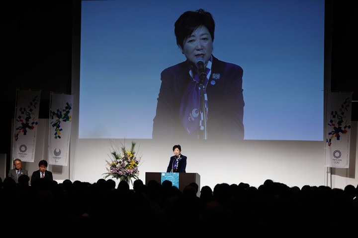 開会に先立ち、挨拶をされている小池百合子東京都知事