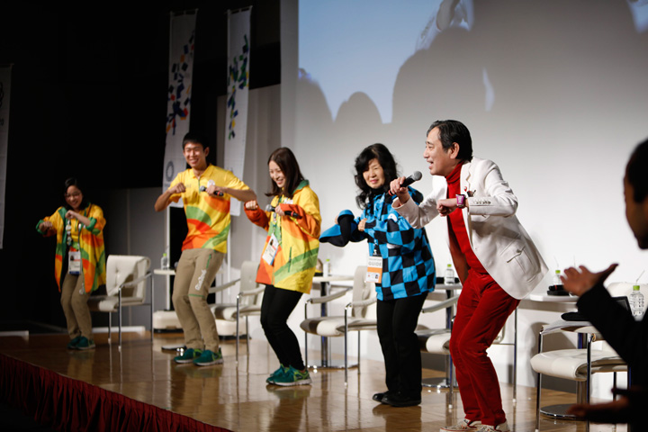 東京都観光ボランティアの明石さん、東京外国語大学生（リオ2016大会ボランティア経験者）の方々、ルー大柴さんの対談の様子