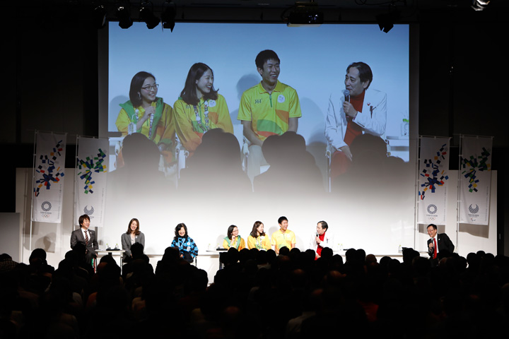 寺川綾さん、根木慎二さん、東京観光ボランティアの明石さん、東京外国語大学生の方々、ルー大柴さんによるパネルディスカッションの様子