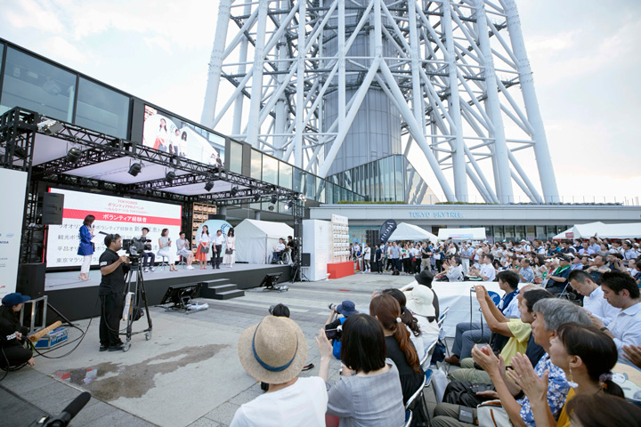 ステージイベントに集まったたくさんのお客さんの様子